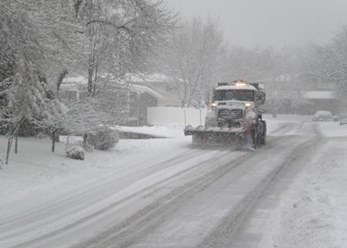 Un camión conduciendo por una carretera nevada.