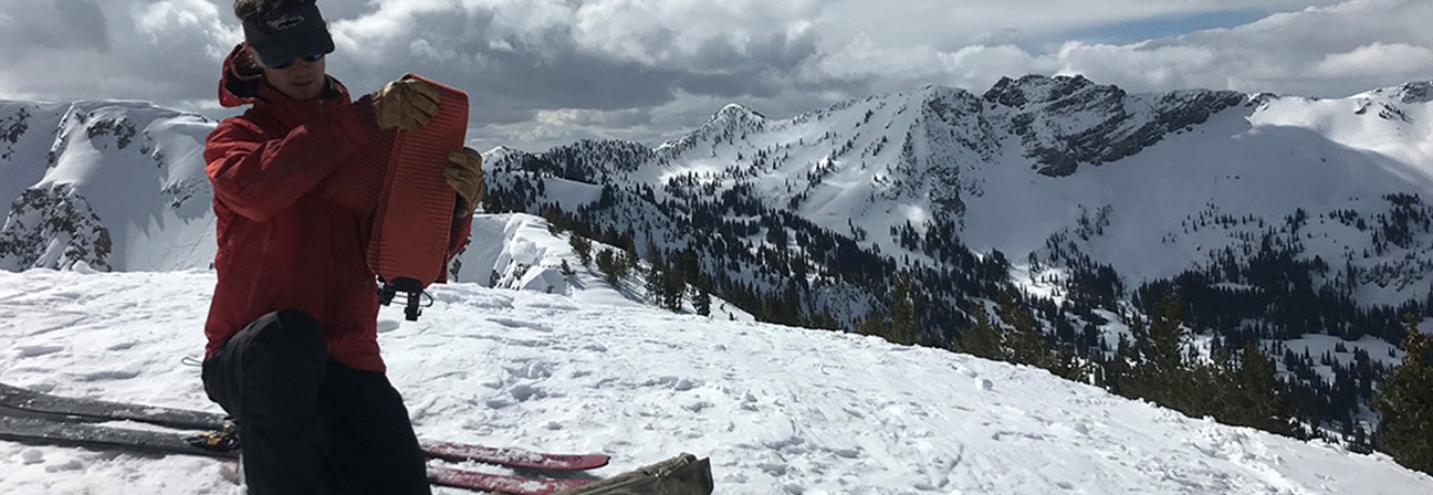 Un hombre probando nieve en una montaña.